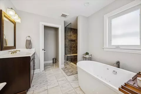 Bath - 315 Bartram Rd, Riverside, IL 60546 photo 3 of 6