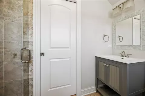 Bath - 315 Bartram Rd, Riverside, IL 60546 photo 5 of 6