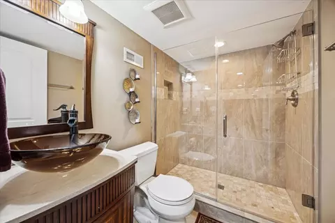Bath - 315 Bartram Rd, Riverside, IL 60546 photo 6 of 6