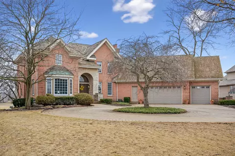 320 Boulder Dr, Lake In The Hills, IL 60156