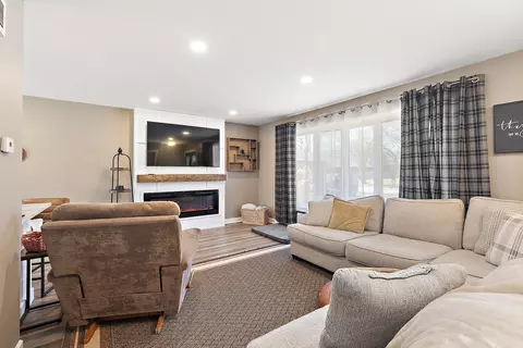 Living - Undisclosed, Midlothian, IL 60445 photo 1 of 4