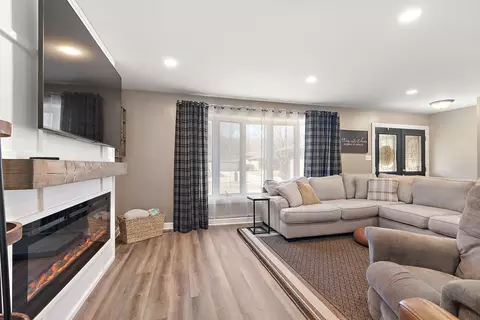 Living - Undisclosed, Midlothian, IL 60445 photo 2 of 4