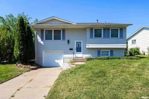 2846 Magnolia Dr, Bettendorf, IA 52722