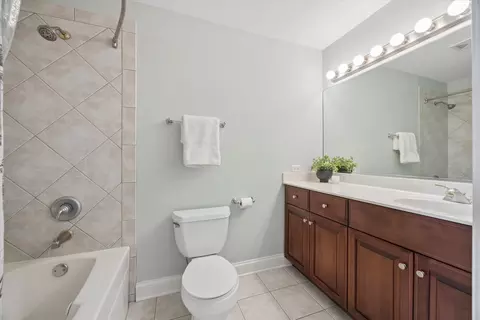 Bath - 653 Limestone Dr, Batavia, IL 60510 photo 4 of 6