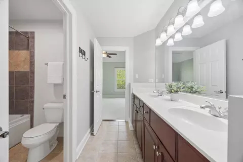 Bath - 653 Limestone Dr, Batavia, IL 60510 photo 5 of 6