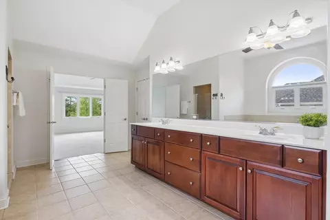 Bath - 653 Limestone Dr, Batavia, IL 60510 photo 3 of 6