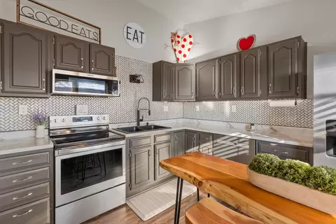 Kitchen - 318 W Oak St, Eldridge, IA 52748 photo 1 of 4