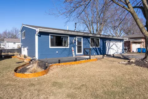 318 W Oak St, Eldridge, IA 52748