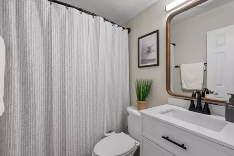 Bath - 318 W Oak St, Eldridge, IA 52748 photo 1 of 2