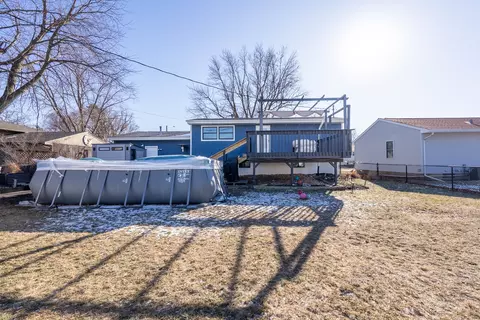 Exterior - 318 W Oak St, Eldridge, IA 52748 photo 5 of 6