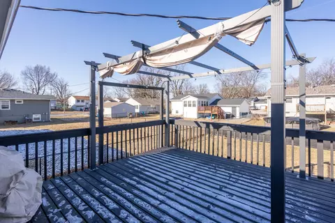 Exterior - 318 W Oak St, Eldridge, IA 52748 photo 4 of 6
