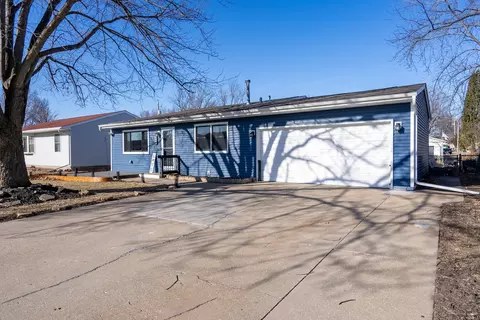 Exterior - 318 W Oak St, Eldridge, IA 52748 photo 2 of 6
