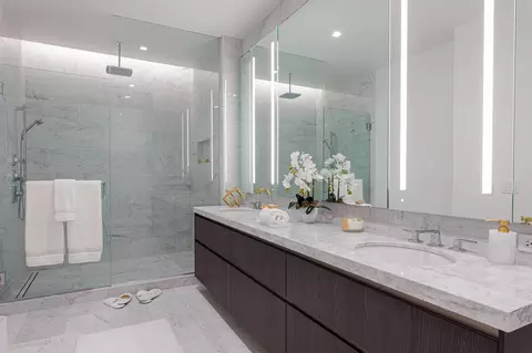 Bath - 363 E Wacker Dr #6403, Chicago, IL 60601 photo 1 of 2
