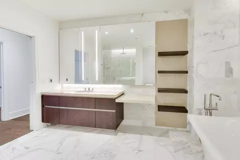 Bath - 363 E Wacker Dr #5506, Chicago, IL 60601 photo 4 of 9