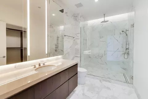 Bath - 363 E Wacker Dr #5506, Chicago, IL 60601 photo 2 of 9