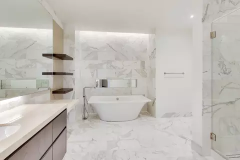 Bath - 363 E Wacker Dr #5506, Chicago, IL 60601 photo 3 of 9