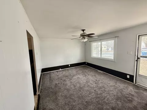 Living - 329 Robinson Dr, Morris, IL 60450 photo 2 of 2