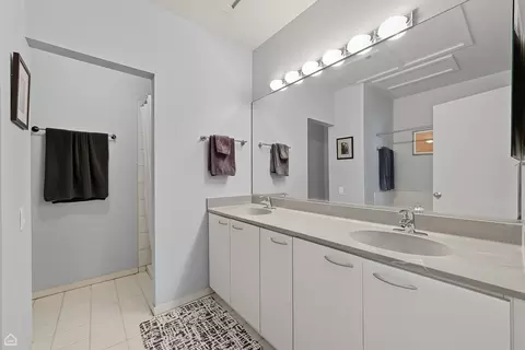 Bath - Undisclosed, Chicago, IL 60605 photo 1 of 3
