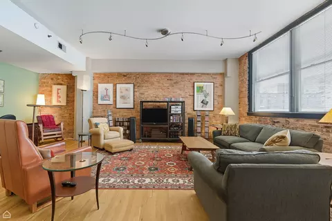 Living - Undisclosed, Chicago, IL 60605 photo 1 of 6