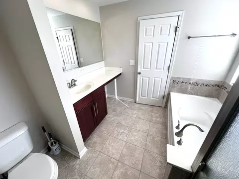 Bath - 3134 Kyra Ln, Elgin, IL 60124 photo 4 of 5