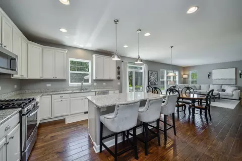 570 Amy Ln, Wheaton, IL 60187 photo 9