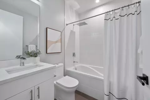 Bath - 910 N Wood St #2, Chicago, IL 60622 photo 3 of 3