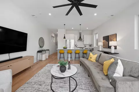 Living - 910 N Wood St #2, Chicago, IL 60622 photo 3 of 4