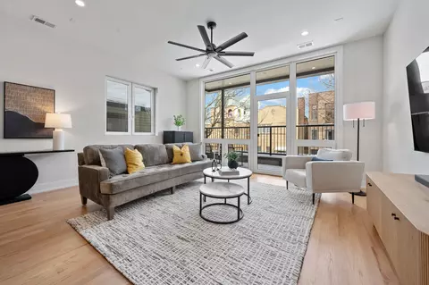 Living - 910 N Wood St #2, Chicago, IL 60622 photo 1 of 4