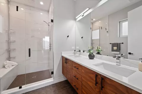 Bath - 910 N Wood St #2, Chicago, IL 60622 photo 1 of 3