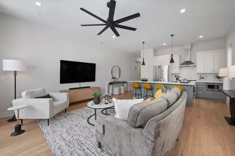 Living - 910 N Wood St #2, Chicago, IL 60622 photo 4 of 4