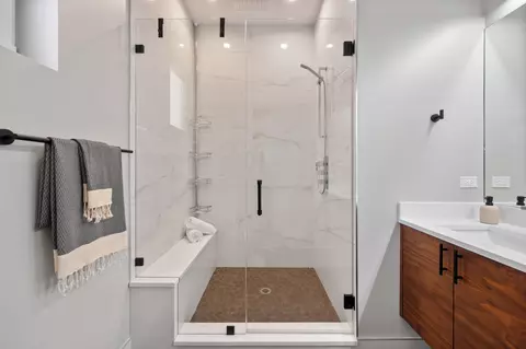 Bath - 910 N Wood St #2, Chicago, IL 60622 photo 2 of 3