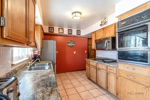 Kitchen - 908 E Central Rd, Mount Prospect, IL 60056 photo 2 of 5