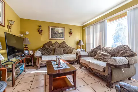 Living - 908 E Central Rd, Mount Prospect, IL 60056 photo 3 of 3