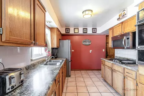Kitchen - 908 E Central Rd, Mount Prospect, IL 60056 photo 1 of 5