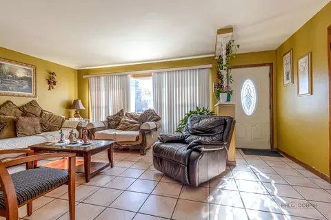 Living - 908 E Central Rd, Mount Prospect, IL 60056 photo 1 of 3