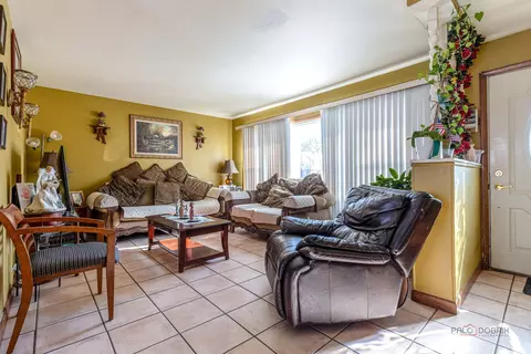 Living - 908 E Central Rd, Mount Prospect, IL 60056 photo 2 of 3