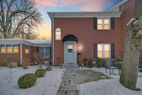 813 Evernia Ct, Geneva, IL 60134
