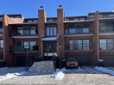 2 Cinnamon Creek Dr #2S, Palos Hills, IL 60465