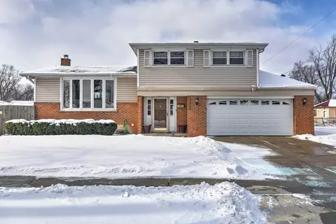 1426 Danbury Ln, Des Plaines, IL 60018