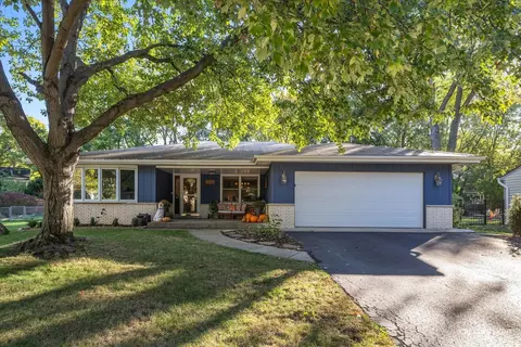1612 Indian Trail Dr, Naperville, IL 60565