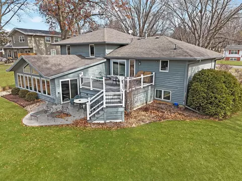 210 Park Crest Dr, Freeport, IL 61032