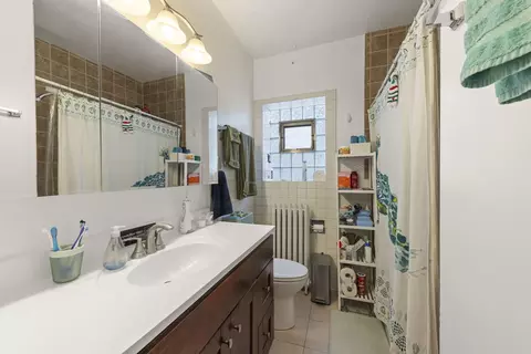 Bath - Undisclosed, Chicago, IL 60625 photo 1 of 3
