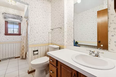Bath - 4610 34th Ave, Moline, IL 61265 photo 2 of 4