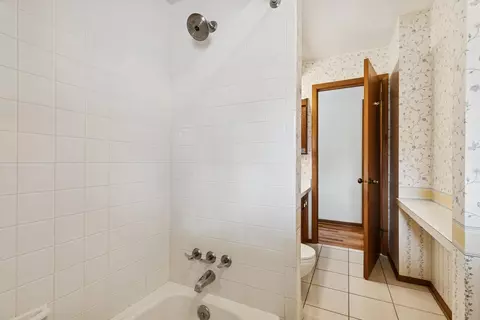 Bath - 4610 34th Ave, Moline, IL 61265 photo 3 of 4