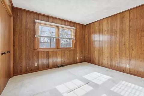 Bedroom - 4610 34th Ave, Moline, IL 61265 photo 6 of 7