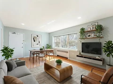 Living - 205 Custer Ave #2, Evanston, IL 60202 photo 3 of 4