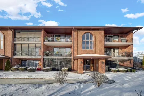 8208 Cobblestone Dr #1B, Palos Hills, IL 60465