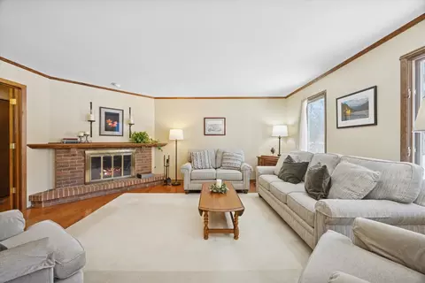 Living - 1607 Stoddard Ave, Wheaton, IL 60187 photo 2 of 5