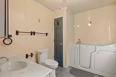 Bath - 162 6th Ave, Moline, IL 61265 photo 1 of 1