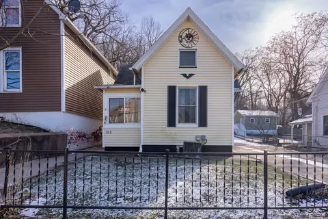 162 6th Ave, Moline, IL 61265